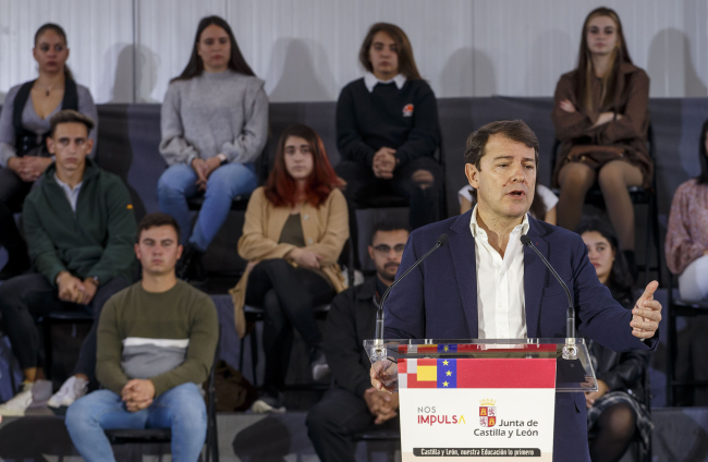 Mañueco durante su visita a Burgos para la inauguración del curso 2022-2023 de las enseñanzas escolares de Castilla y León celebrado en el IES Conde Diego Porcelos. SANTI OTERO