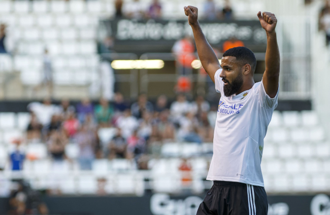 Mourad, el 9 del Burgos, celebra su primer tanto con la camiseta blanquinegra en el duelo ante el Cartagena. © ECB