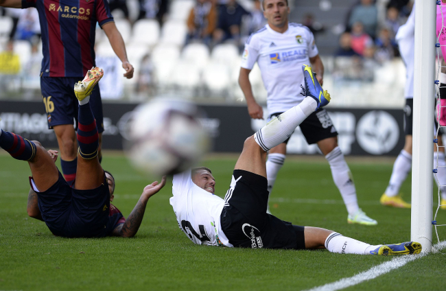 Borja González se queda a escasos centímetros de anotar el único tanto del partido ante el Levante. © ECB
