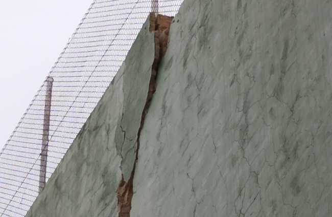 Dada la gravedad, el Ayuntamiento de Aranda va a estudiar técnicamente las opciones. ¿Bastará con tapar la grieta o será necesario reforzar el muro?
