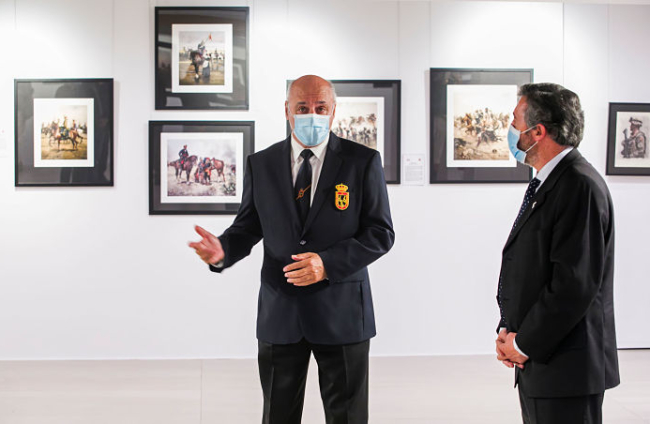 Exposición "Evolución de los uniformes  del Ejército y la Guardia Civil en los cuadros de Ferrer Dalmau" en la sala de exposiciones de CajaViva. TOMÁS ALONSO