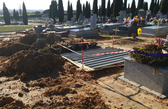 La plantilla del cementerio de Aranda está formada por tres trabajadores, uno menos que estos meses, pero advierten: necesitarían ser como mínimo 5