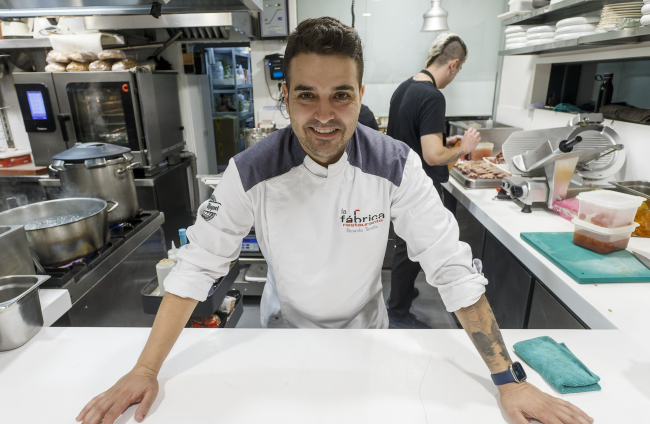 Ricardo Temiño sonríe a cámara desde su cocina de la calle Briviesca. SANTI OTERO