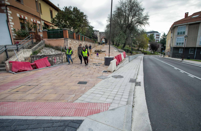 Nuevo pavimento instado en esta zona peatonal que va desde el Arco de San Martín hacia el barrio de San Pedro de la Fuente. TOMÁS ALONSO