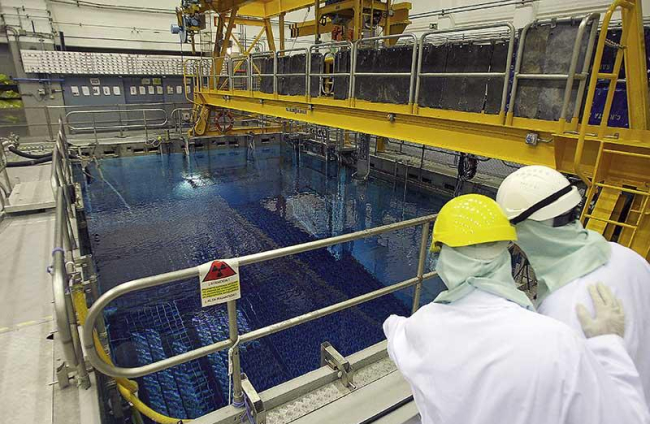 Dos operarios de la central nuclear de Santa María de Garoña en la piscina de combustible ya gastado.
