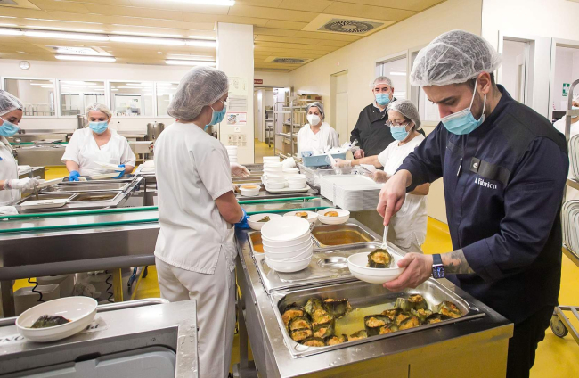 Ricardo Temiño durante el servicio de la comida de Reyes en el Hospital Universitario de Burgos. TOMÁS ALONSO