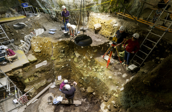 En Portalón de Cueva Mayor se trabaja en dos niveles: arriba están en niveles de Edad del Bronce de hace 3.000 años. Abajo en neolítico de hace 7.400 años. SANTI OTERO