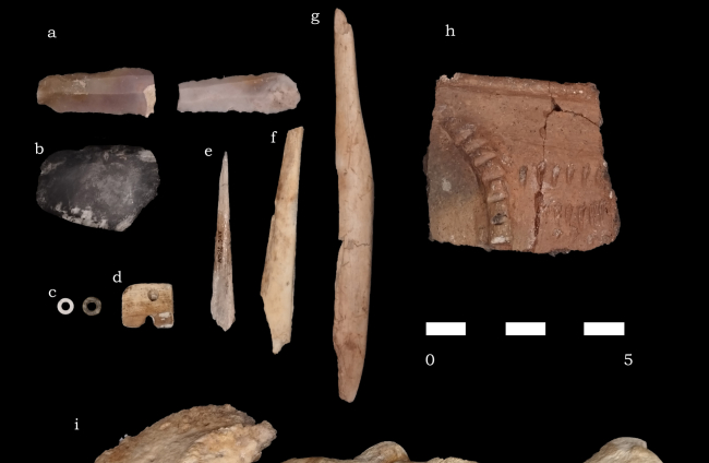 Materiales neolíticos (7.400 años): lascas retocadas (a 2), pequeña hacha retocada (b), dos cuentas de collar (c), fragmento de botón (d), punzones en hueso (e-g), cerámica decorada neolítica con cordón en impresiones (h) y falanges de caballo (i). LEH/UBU