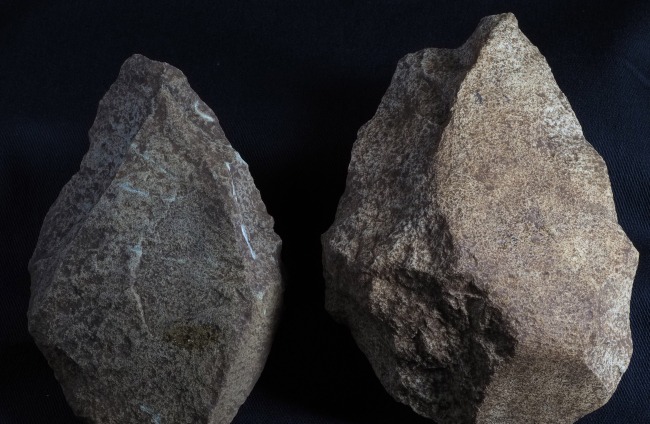 Dos bifaces hallados en Galería de las Estatuas exterior donde han aparecido 400 útiles de piedra. JAVIER TRUEBA (MSF)