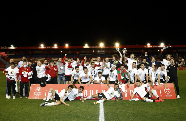 En el centro de la imagen, Berjón celebra el ascenso junto a sus compañeros en el césped. FOTOS: © BURGOS CF / ALBA DELGADO