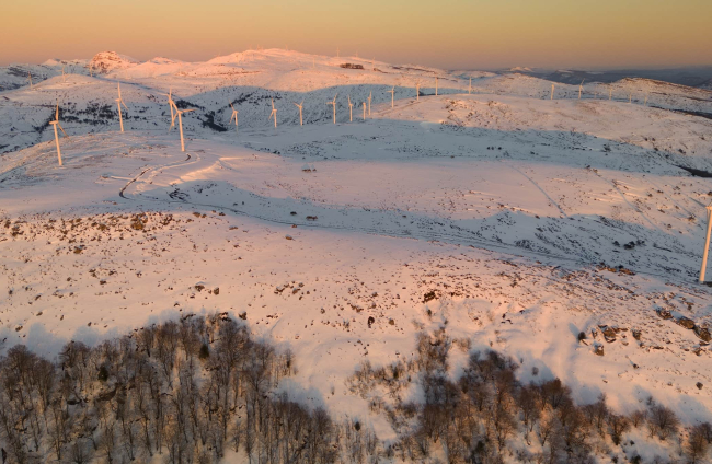 Espectaculares imágenes de una gran nevada en esta instalación renovable burgalesa de Iberdrola