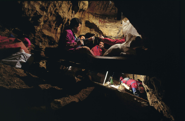 La excavación en la Sima de los Huesos es complicada por el estrecho espacio JAVIER TRUEBA (MSF)