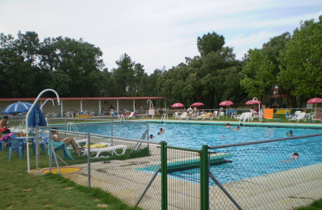 La piscina arandina de Costaján cierra ante la impotencia de las familias que durante muchos años han estado abonadas.