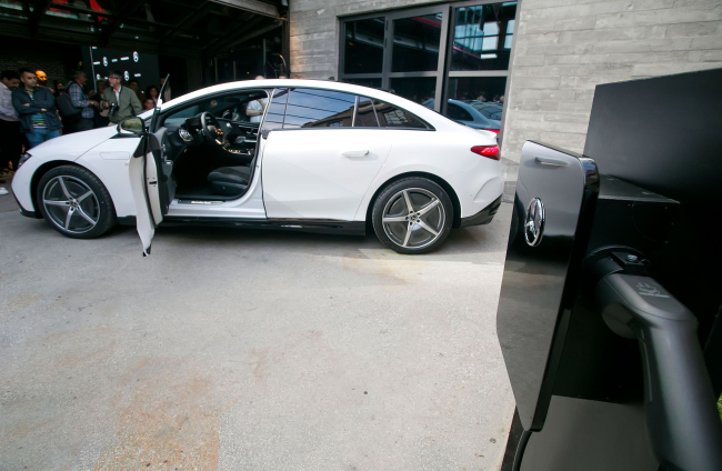 El Grupo Ureta Motor presentó su ‘Magical Garage’ con la gama de vehículos eléctricos Mercedes-EQ como protagonista. TOMÁS ALONSO