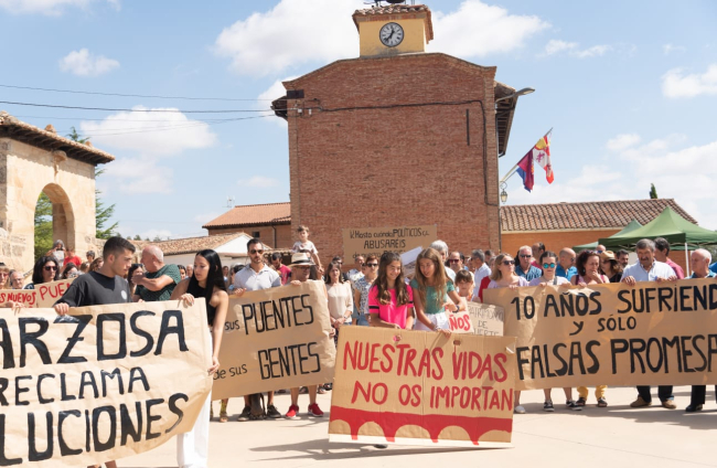 Instante de la manifestación de vecinos palentinos y burgaleses de los pueblos aledaños al Canal de Castilla pidiendo puentes seguros en la infraestructura donde seis personas perdieron la vida hace diez años. ECB