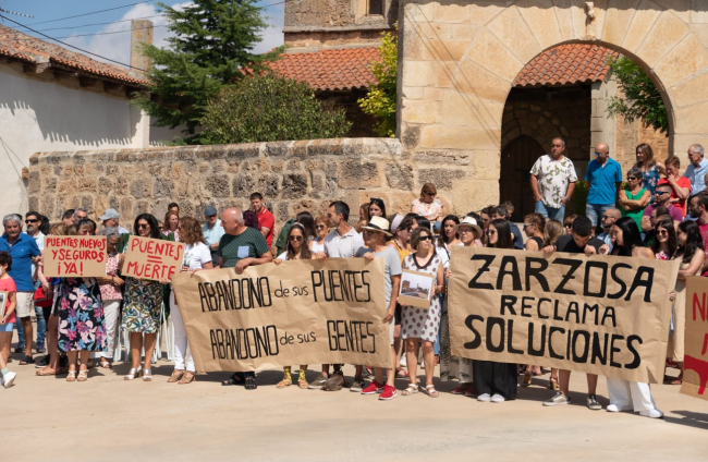 Instante de la manifestación de vecinos palentinos y burgaleses de los pueblos aledaños al Canal de Castilla pidiendo puentes seguros en la infraestructura donde seis personas perdieron la vida hace diez años. ECB