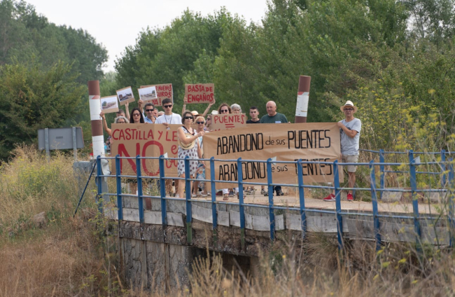 Instante de la manifestación de vecinos palentinos y burgaleses de los pueblos aledaños al Canal de Castilla pidiendo puentes seguros en la infraestructura donde seis personas perdieron la vida hace diez años. ECB