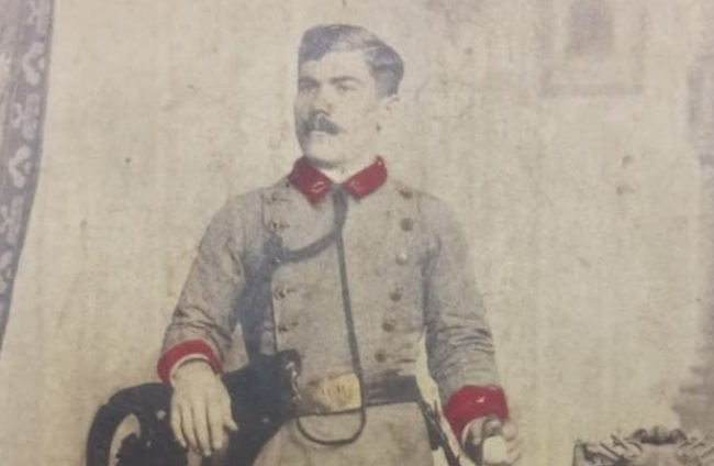 Esta es la fotografía más antigua. Data de 1898. Es un hombre vestido de soldado en la guerra de Cuba. "Era el abuelo de mi padre", afirma Vicente.