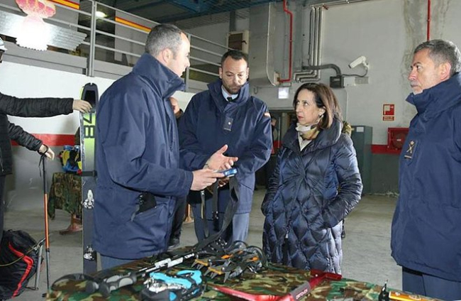 La ministra de Defensa, Margarita Robles, durante una visita al Escuadrón de Vigilancia Aérea Nº 12, ubicado en Espinosa de los Monteros en 2019.