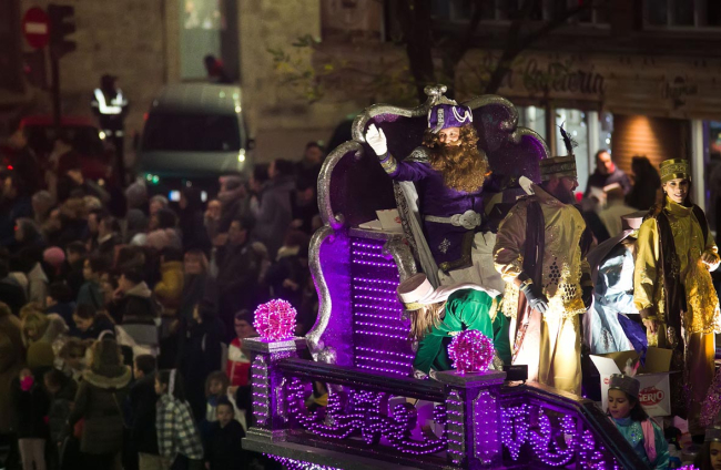 Instante de la Cabalgata de Reyes a su paso por la capital burgalesa. TOMÁS ALONSO