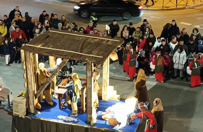 Con emoción y nervios, así fue recibida por cientos de personas en Aranda de Duero una cabalgata de Reyes llena de música, magia y regalos. L. V.