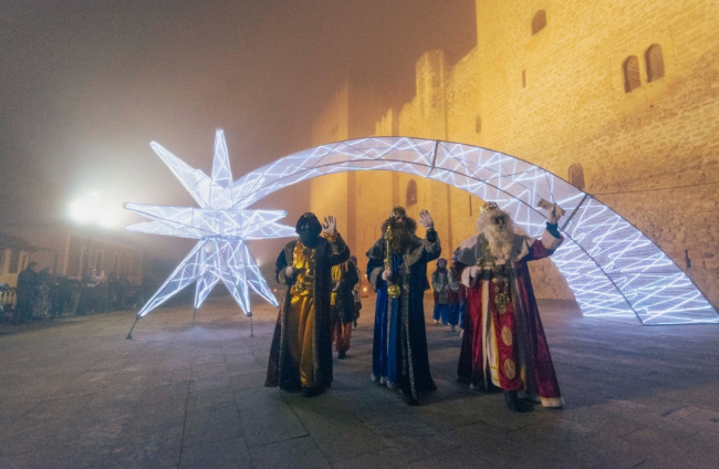Cabalgata de Reyes con niebla en Medina de Pomar.