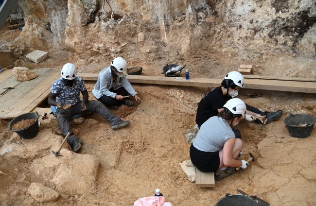 Un grupo de trabajadores extrae restos de Cueva Fantasma, el yacimiento más amplio abierto en Atapuerca con 250 metros cuadrados cuadrados. SANTI OTERO