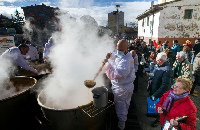 Instante de la celebración de la festividad de San Antón y el tradicional reparto de titos. TOMÁS ALONSO