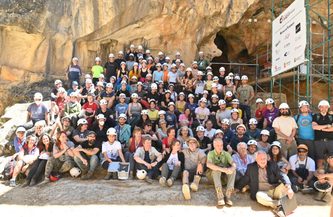 Equipo de Investigación de Atapuerca con el hallazgo. Foto: Susana Santamaria / Fundación Atapuerca