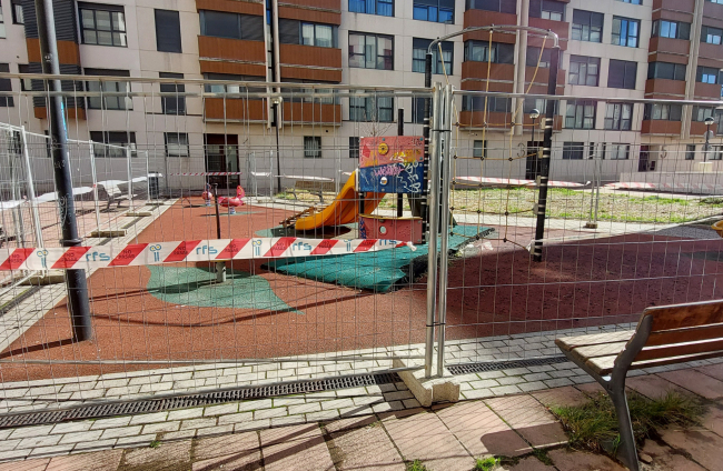 El parque infantil de la plaza de Diego de Leiva ha sido recientemente vallado para poder desarrollar las obras de mejora. J. G. L.