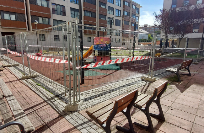 El parque infantil de la plaza de Diego de Leiva ha sido recientemente vallado para poder desarrollar las obras de mejora. J. G. L.