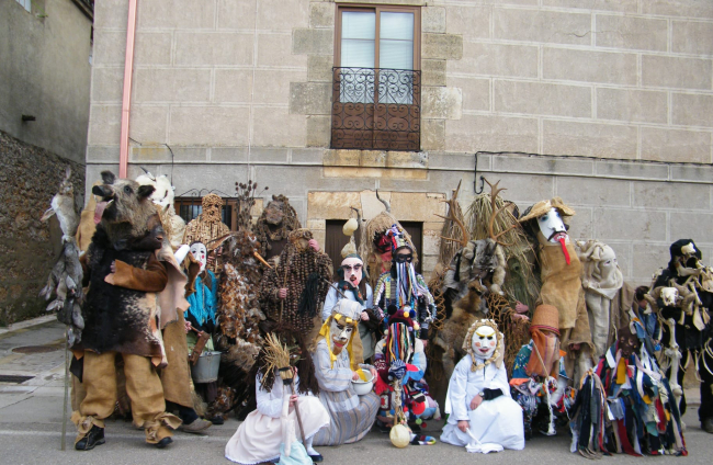 Varios vecinos posan con sus máscaras y disfraces./ Asociación Cultural Mecerreyes