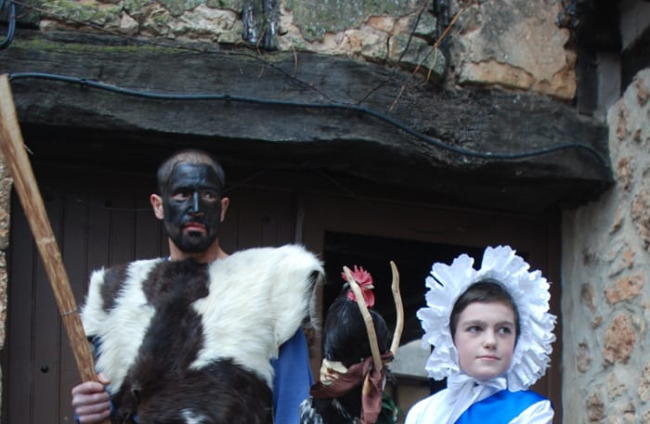 El Rey junto a un zarramaco, el encargado de proteger al gallo./  Asociación Cultural Mecerreyes