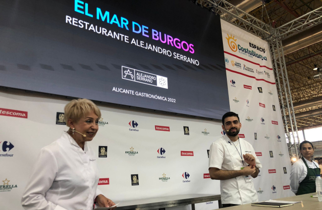 La prestigiosa chef Susi Díaz, del Restaurante La Finca de Elche, ejerció como anfitriona del cocinero mirandés Alejando Serrano.