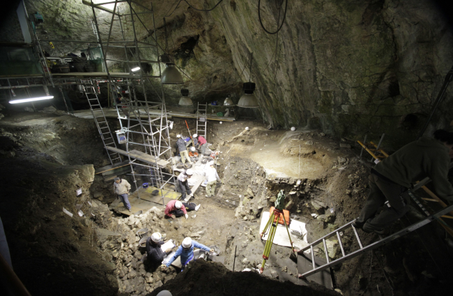 Portalón de Cueva Mayor. Otra de las ocupaciones, se excavan un hogar neolítico. Han descubierto enterramientos y restos que por su conservación han permitido descubrir linajes lejanos o enterramientos singulares.