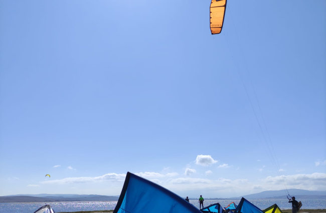 Varias personas se preparan para practicar kitesurf en el embalse de Ebro. D. IBÁÑEZ