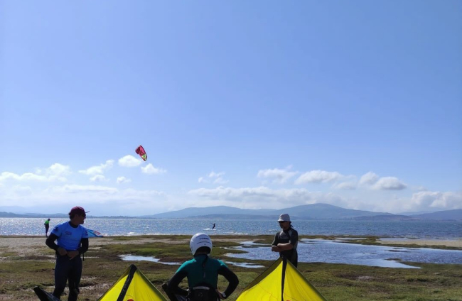 Instante de la preparación para una sesión de kitesurf en el embalse del Ebro D. IBÁÑEZ