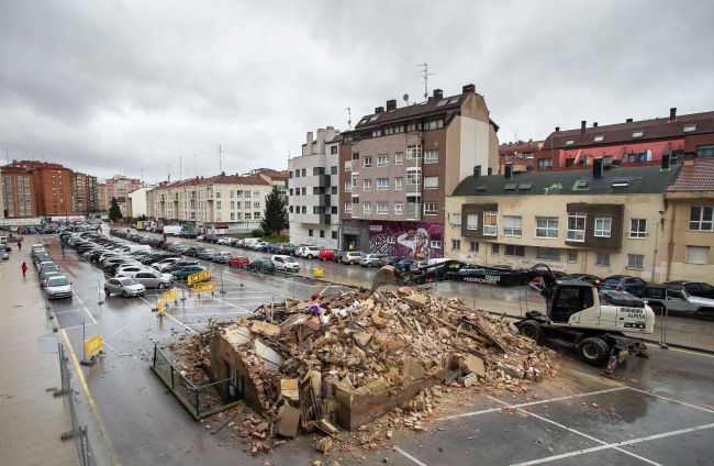 Montón de escombros, tras la demolición. TOMÁS ALONSO