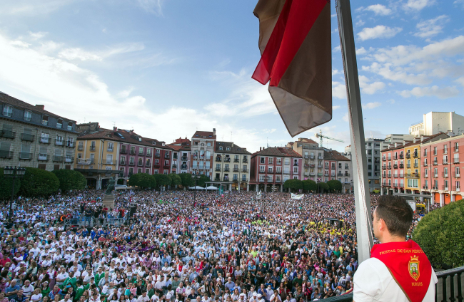 La plaza mayor fue el escenario del arranque de las fiestas con el pregón, la bomba anunciadora y el lanzamiento de la bota. TOMÁS ALONSO