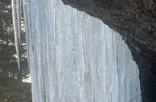 La cortina de hielo de la cueva de Covarnantes en Burgos. AURELIO ANDRÉS