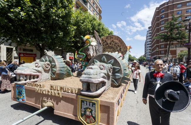 Cabalgata de las peñas, grupos de folclore y casas regionales en la calle Vitoria. FOTOS: © ECB / SANTI OTERO