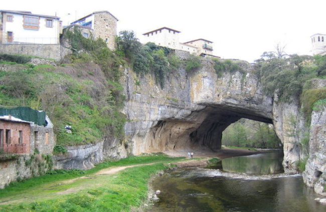Puente de piedra natural, creado por el río Nela, de Puentedey. ECB