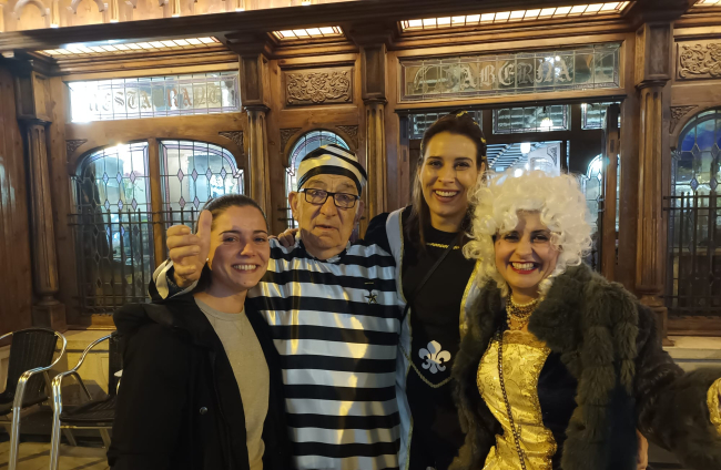 A sus 93 años, José Luis de la Cruz Peñalba, -y compañía- no se perdió el desfile al que acudió disfrazado.