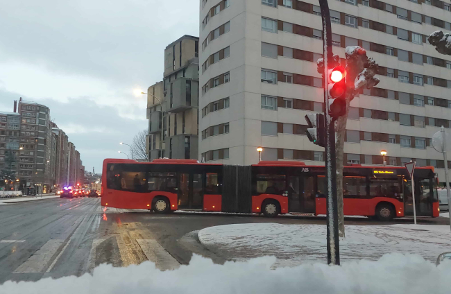 La nieve condiciona el tráfico de la ciudad de Burgos. L. G. L.