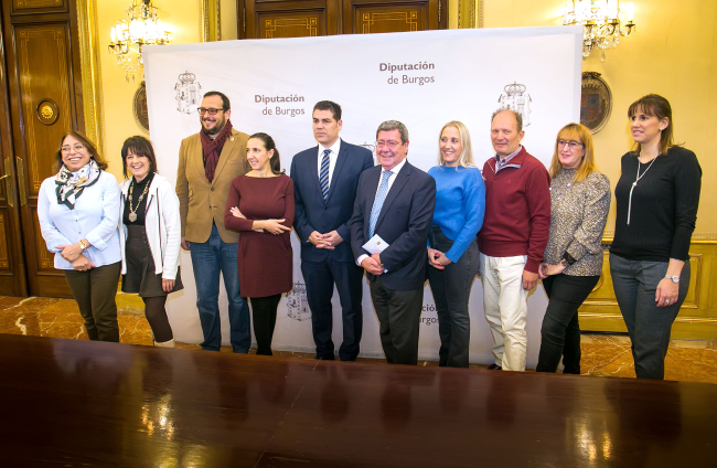 Los alcaldes de los cinco pueblos burgaleses más bonitos de España con el equipo de la Diputación y de la asociación. TOMÁS ALONSO