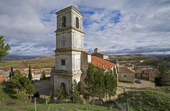 Iglesia parroquial de San Pedro Apóstol con su torre neoclásica del s.XVIII. TOMÁS ALONSO