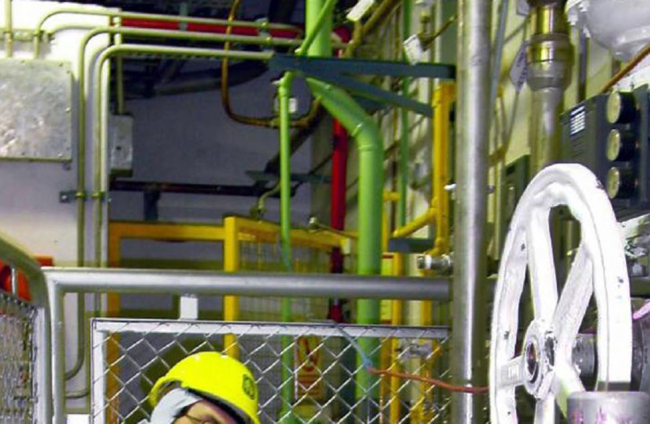 Un operario trabaja en la central nuclear de Garoña.