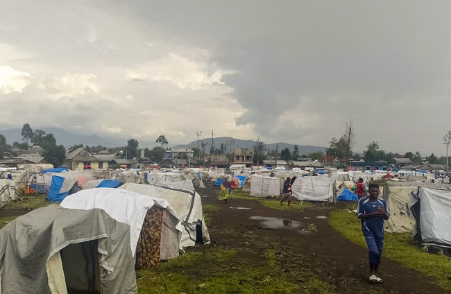 Familias enteras se refugian bajo tiendas de campaña elaboradas con algunos plásticos, barro, cuerpos empapados por la lluvia. ICAL