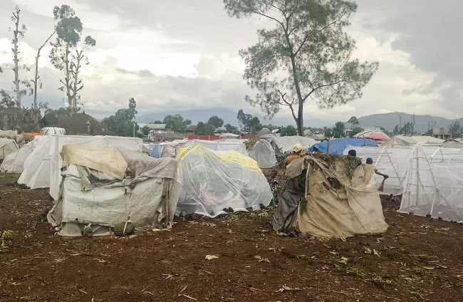 Familias enteras se refugian bajo tiendas de campaña elaboradas con algunos plásticos, barro, cuerpos empapados por la lluvia. ICAL