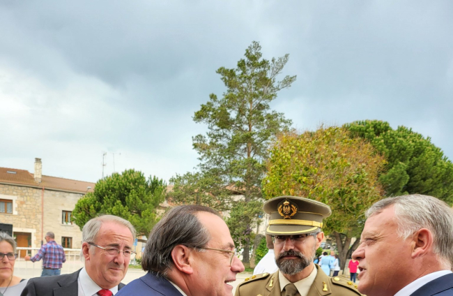 José María Fernández conversa con el vicepresidente de la Diputación, Lorenzo Rodríguez, en presencia del alcalde de Villadiego y diputado provincia, Ángel Carretón.